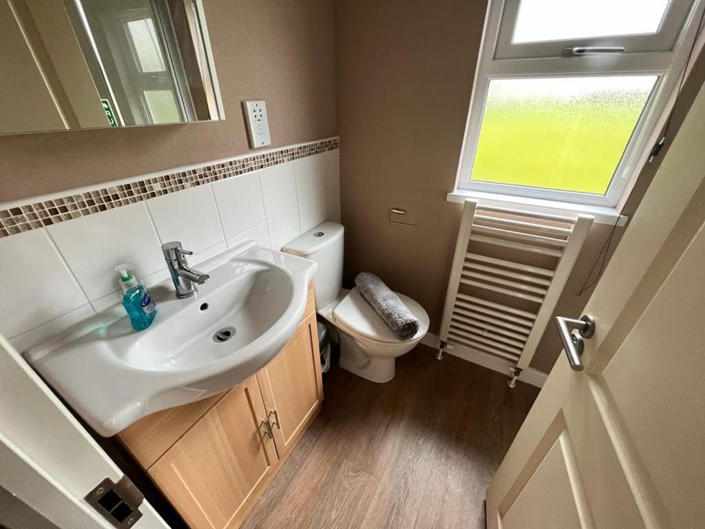 Waterfall Retreat Poole Esterno foto