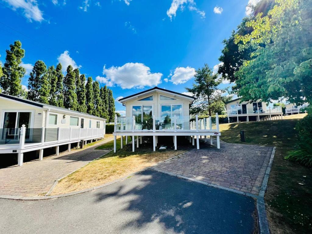 Waterfall Retreat Poole Esterno foto